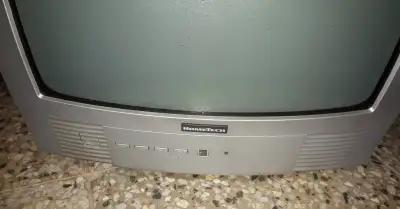 Klasický televizor 37cm Hometech == SKLENĚNÁ OBRAZOVKA ==