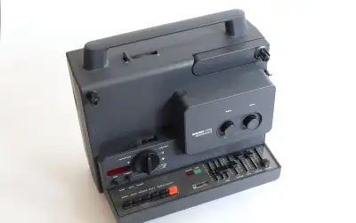 Promítačka se stereo zvukem Bauer T600