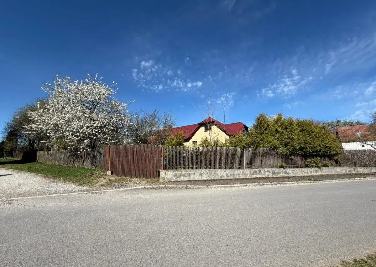 Nemovitost – pozemek 720 m²
