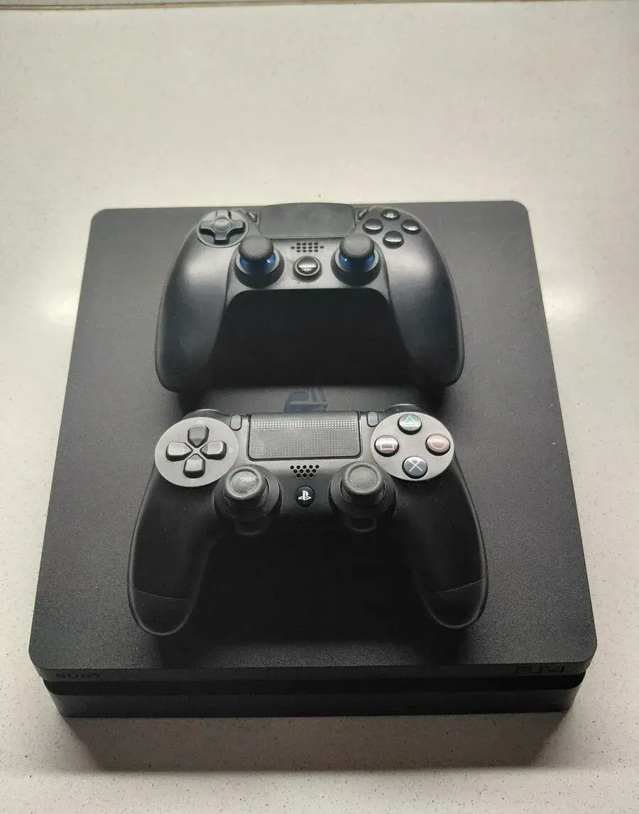 Ps4 slim 500gb + 2 ovladače