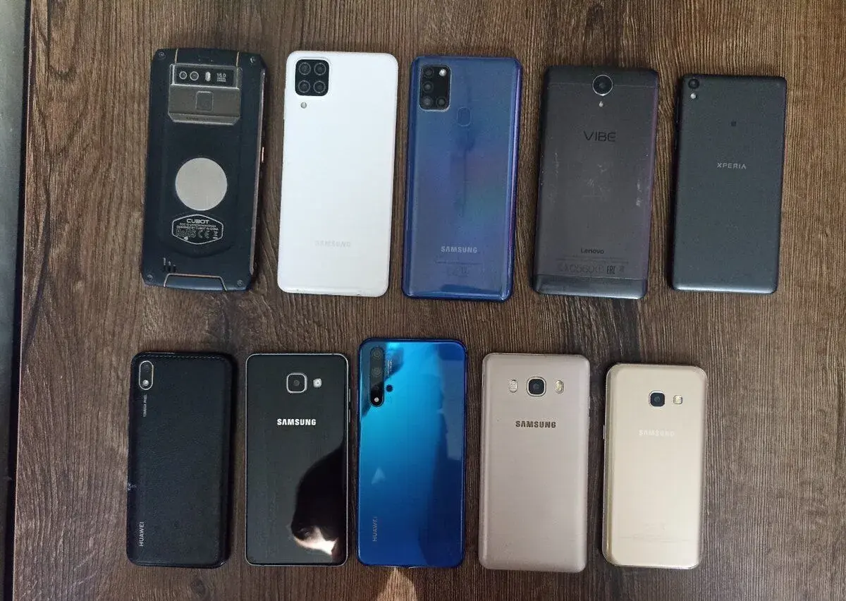 Sada 10 telefonů na náhradní díly / opravu