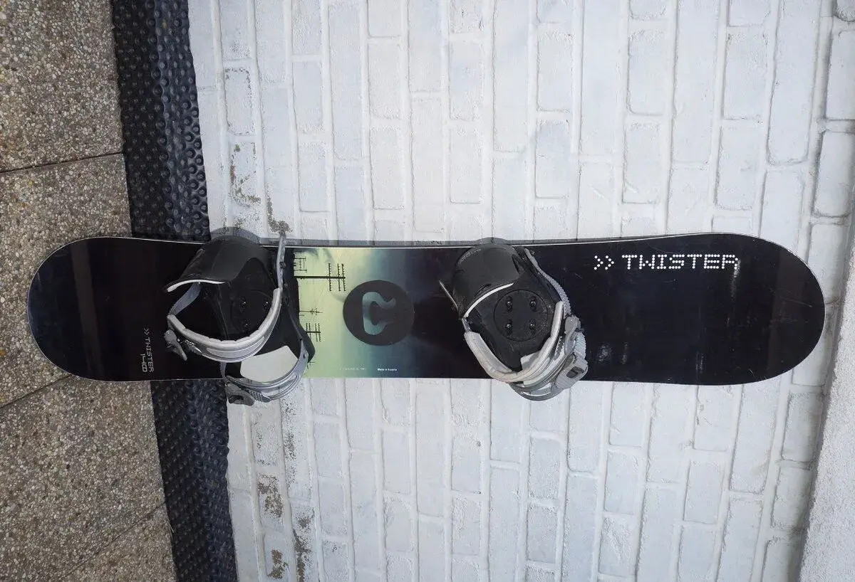 Snowboard 140 cm Twister + vázání SnowPro, málo jetý, bezva.