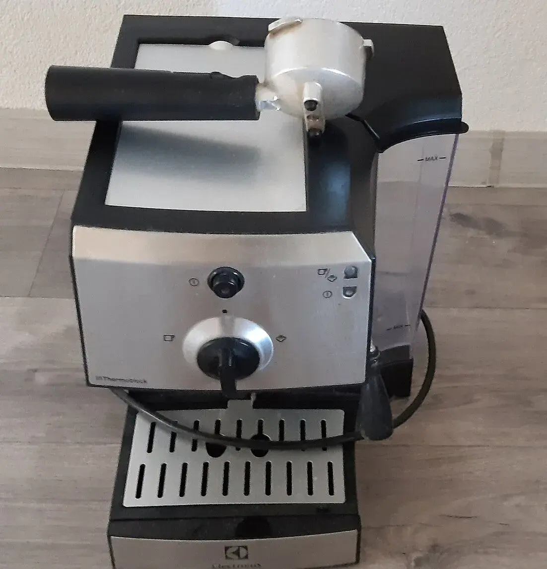 Pákový kávovar Electrolux černý