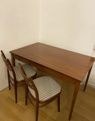 Stůl a čtyři židle v barvě kaštan