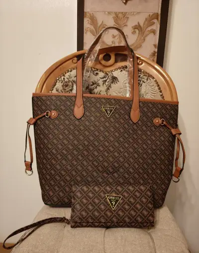 Nová kabelka Guess s velkou patrovou peněženkou.