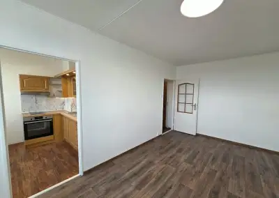 Pronájem bytu 1+1 s lodžií v ulici Rozmarýnová v Mostě