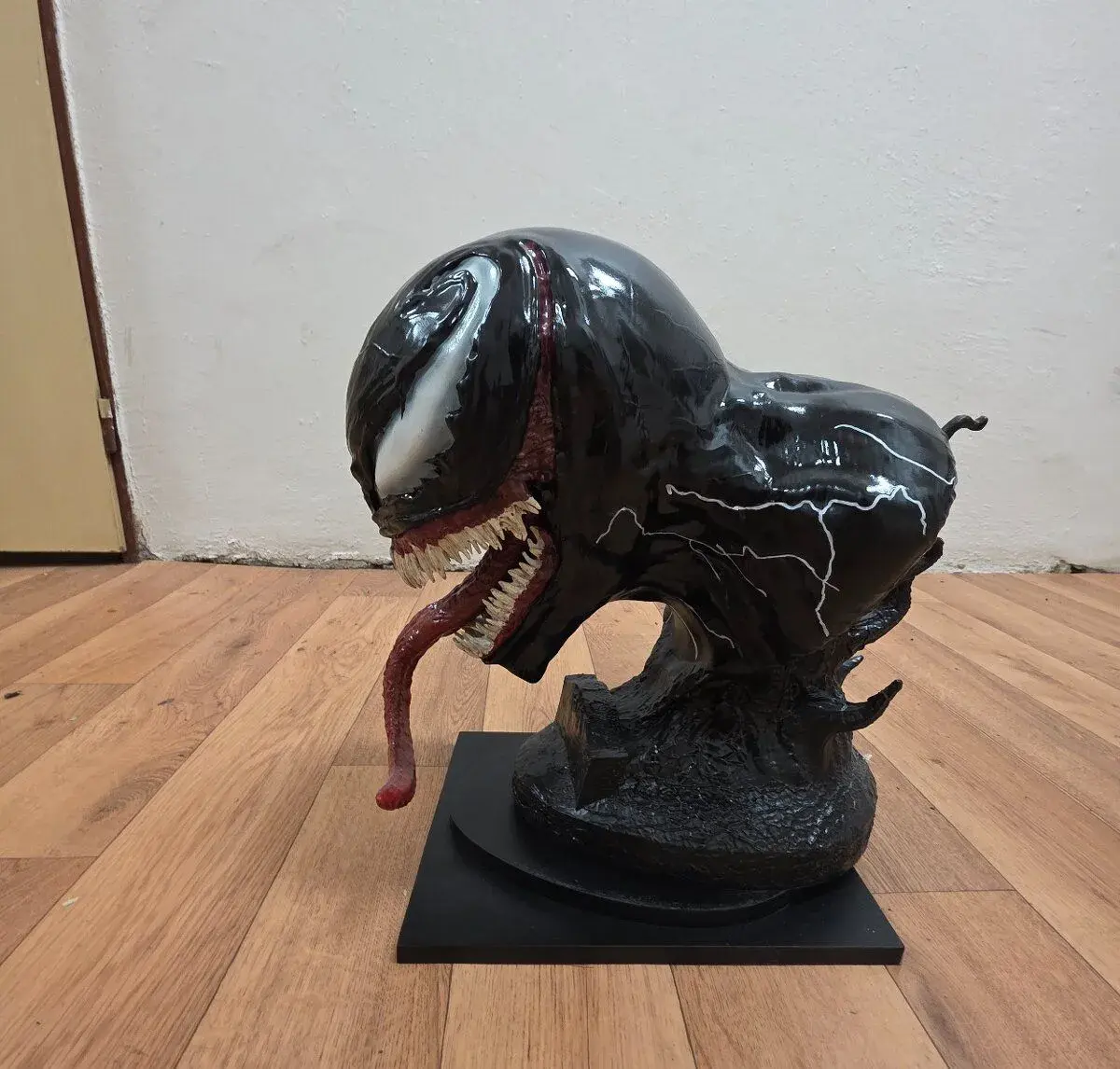 Detailní busta "VENOM " pryskyřice s podkladem-Marvel