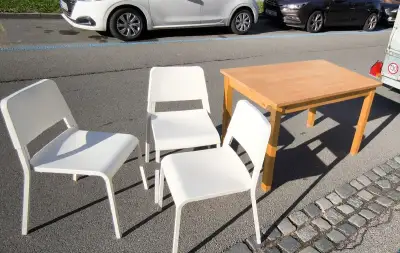 DOVOZ MOŽNÝ stůl z masívu a 3 bílé židle. Sólo nebo vše