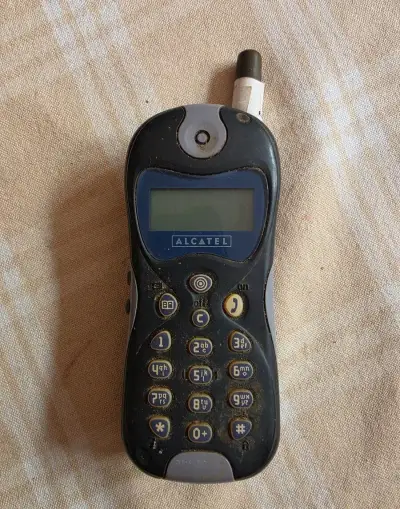 Mobilní tlačítkový telefon Alcatel One Touch