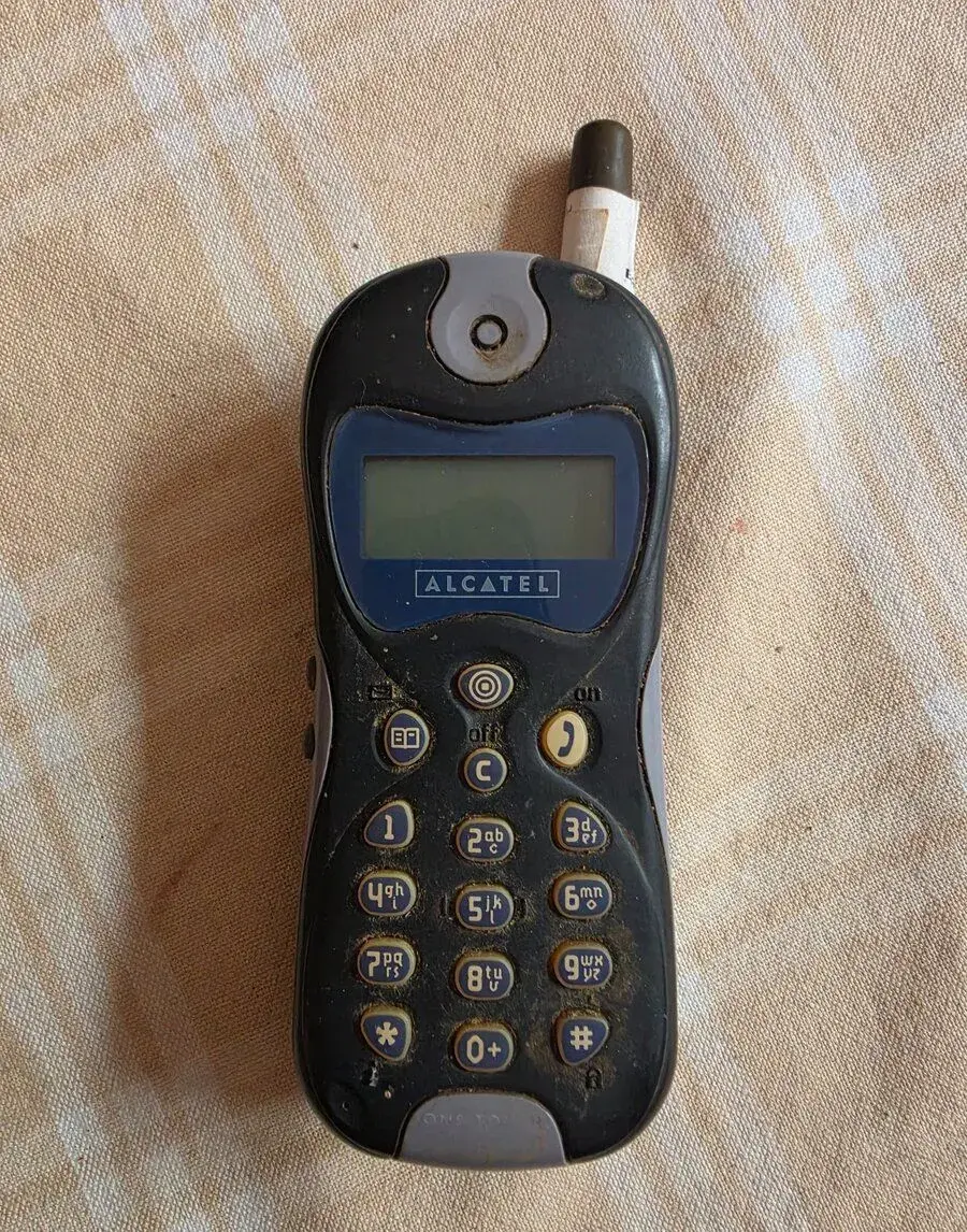 Mobilní tlačítkový telefon Alcatel One Touch