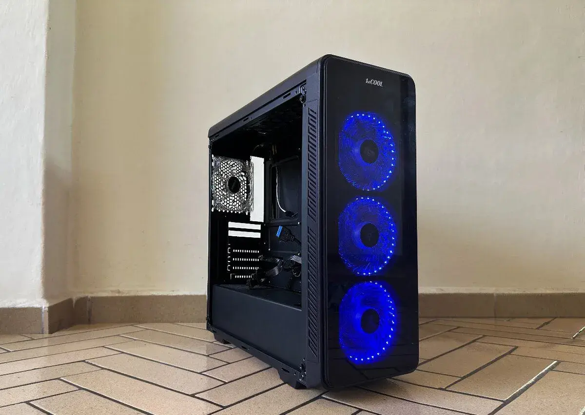 Herní ATX skříň 1stCOOL s prosklenou bočnicí + 620W zdroj