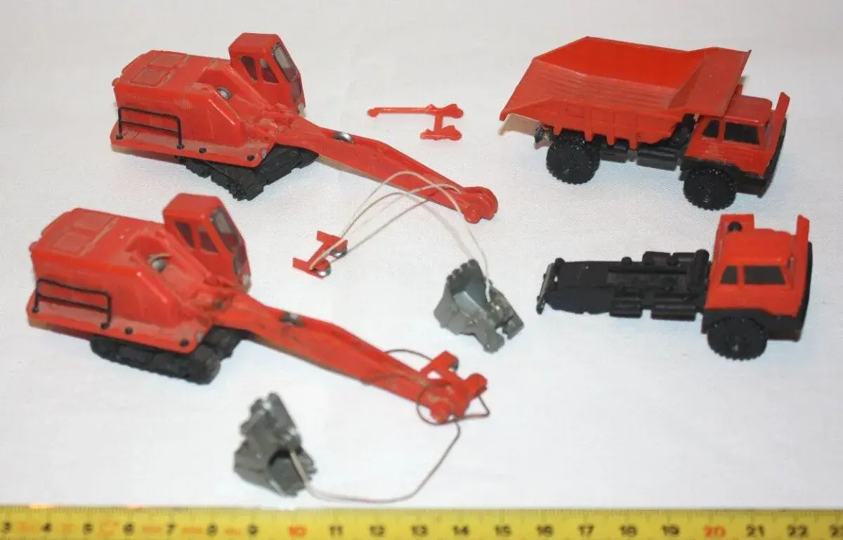 Hračka, hračky DDR, NDR, model 2x bagr + 2x nákladní auto