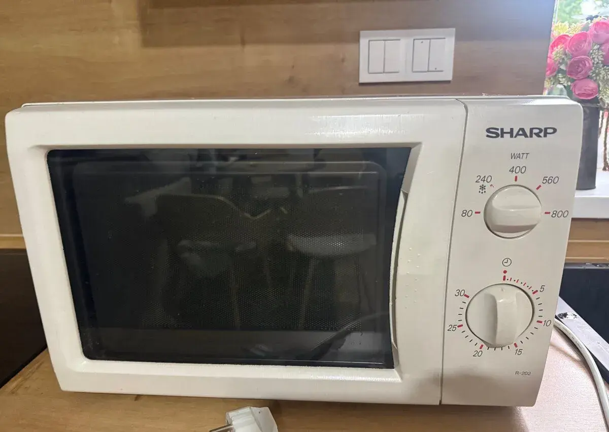 Mikrovlnná trouba SHARP R-202 – plně funkční