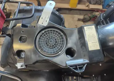 Subwoofer se zesilovačem do Audi A3