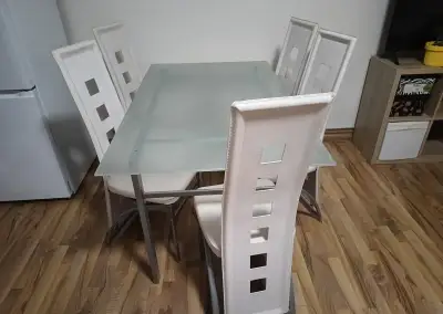 Jídelní stůl a židle