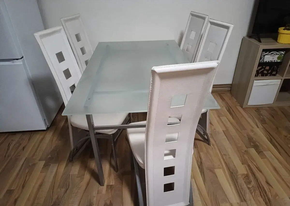 Jídelní stůl a židle