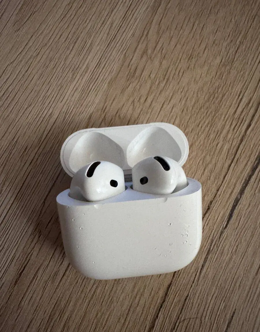 Apple AirPods 4 s aktivním potlačením hluku (ANC)