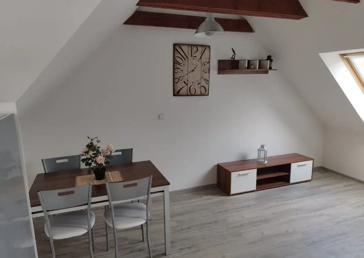 stolek pod televizi