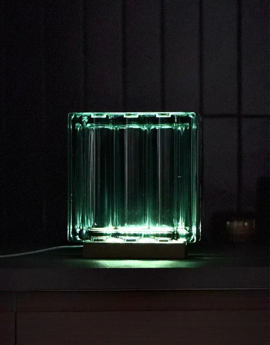Designová LED lampa z luxfer – RGB, retro styl
