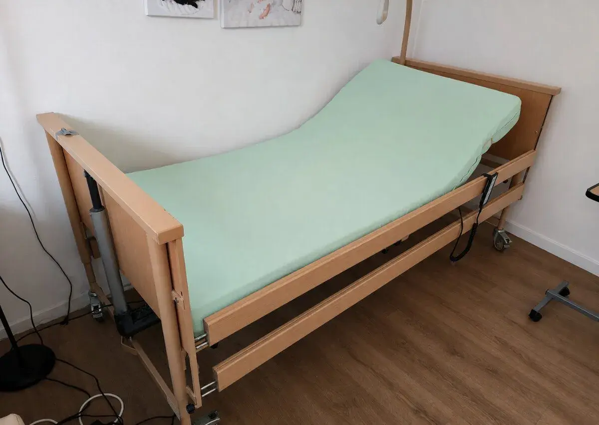 Zdravotní polohovací postel