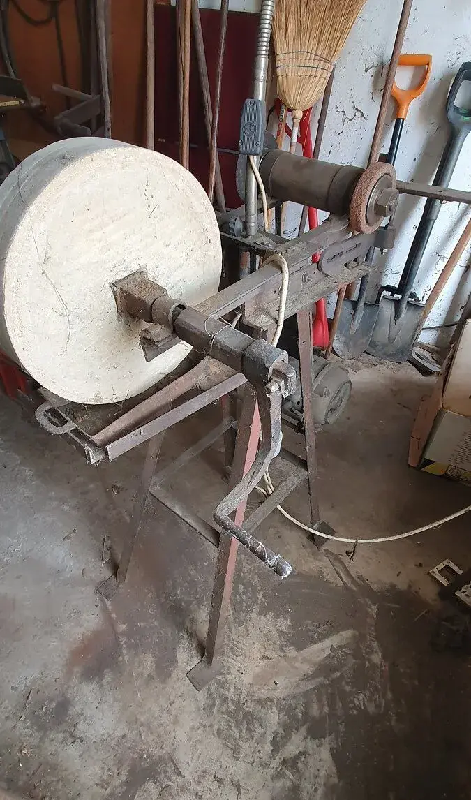 Stará dílenská bruska – ruční i elektrický pohon, velký koto