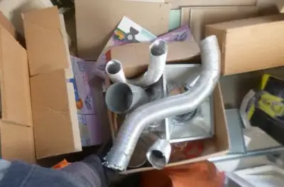 Zbytky po instalaci vzduchodechniky, flexo potrubí