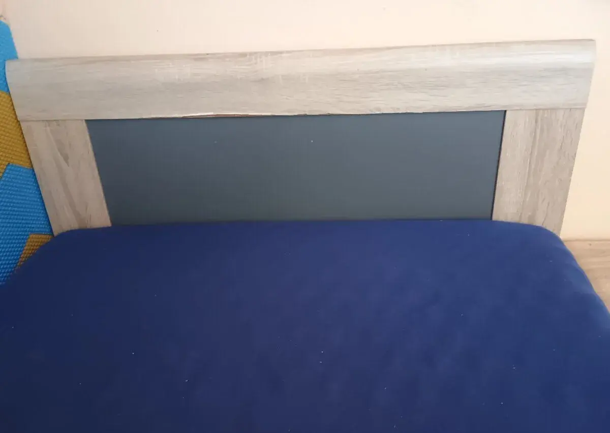 Postel včetně matrace a roštu + noční stolek