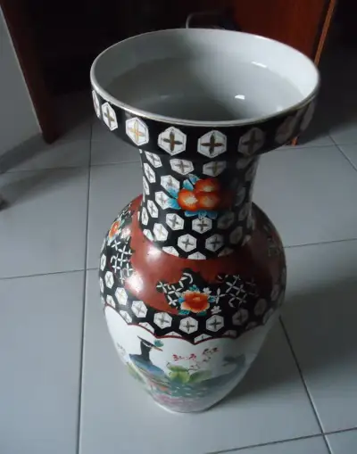 Váza porcelánová s čínskými motivy