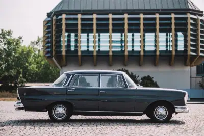 Mercedes-Benz W111