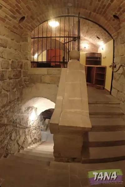 restaurace v podzemní k dlouhodobému pronájmu v obc