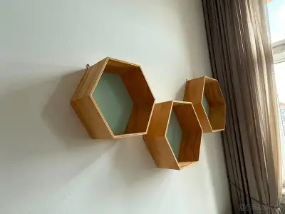 Dřevěné hexagonové poličky