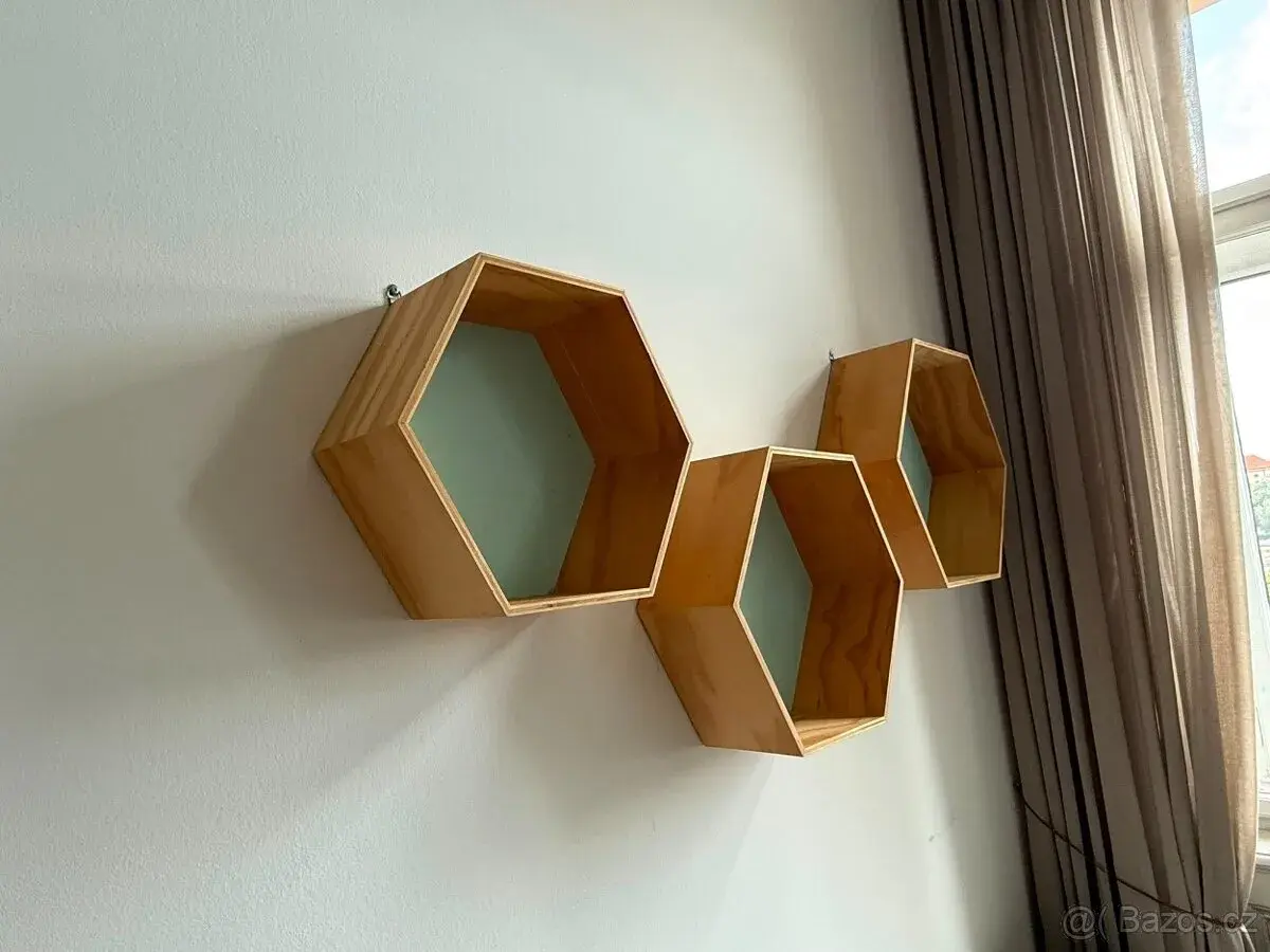 Dřevěné hexagonové poličky