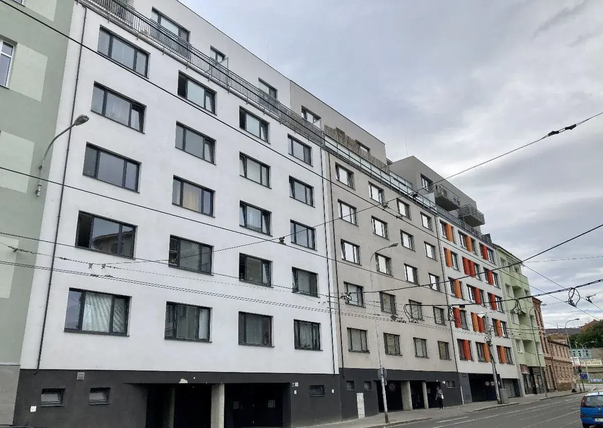 Pronájem garážového stání 16 m2