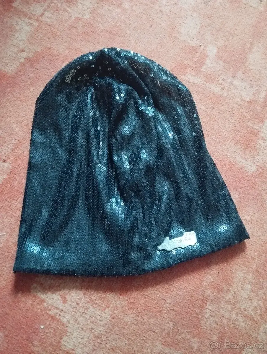čepice a šátky
