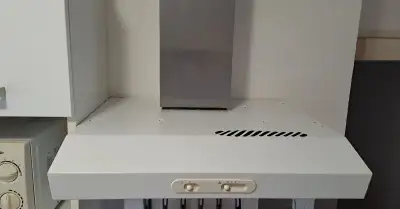 Bílá nástěnná digestoř/odsavač par