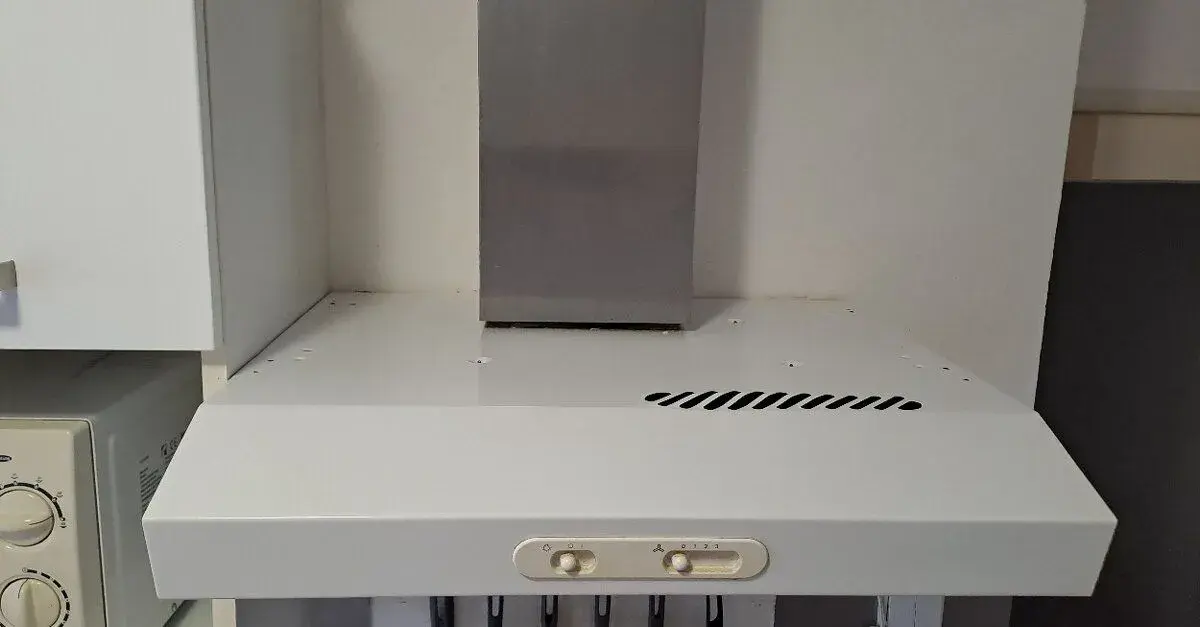 Bílá nástěnná digestoř/odsavač par