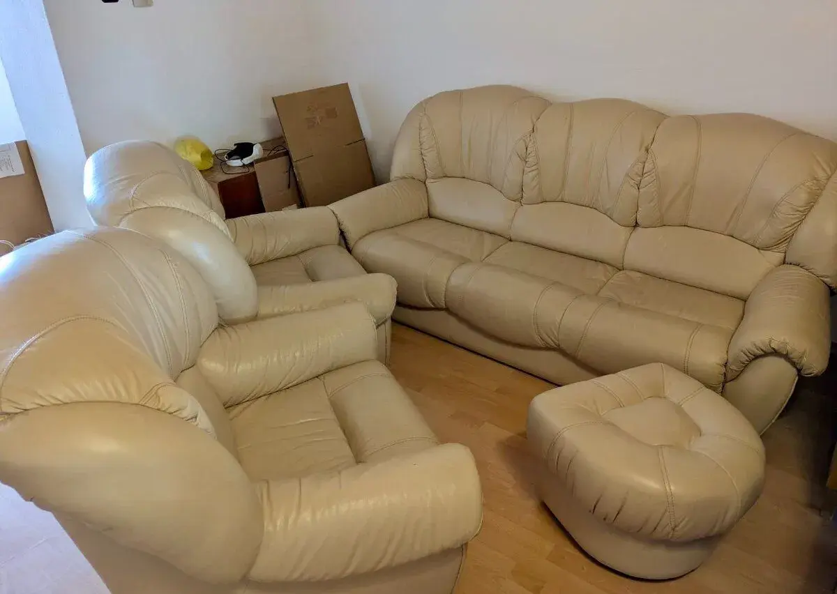 Kožená sedací souprava - gauč, 2 křesla a taburet -