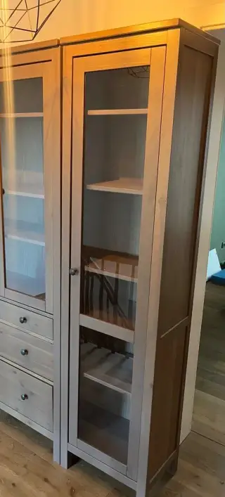Ikea Hemnes prosklená knihovna úzká masiv