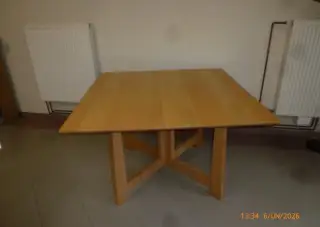 Jídelní stůl
