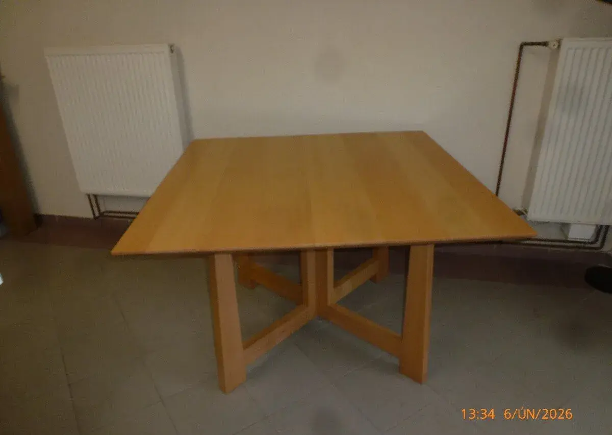 Jídelní stůl