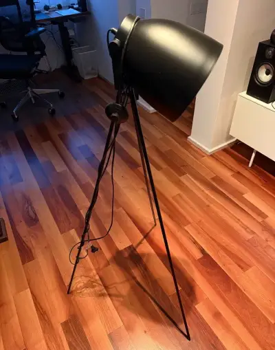 Malá stojací Westwing lampa trojnožka Studio