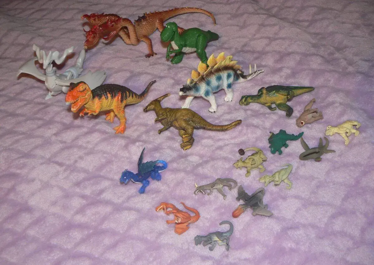 sada 17 dinosaurů - větší i menší + 1 pohyblivý pokemon