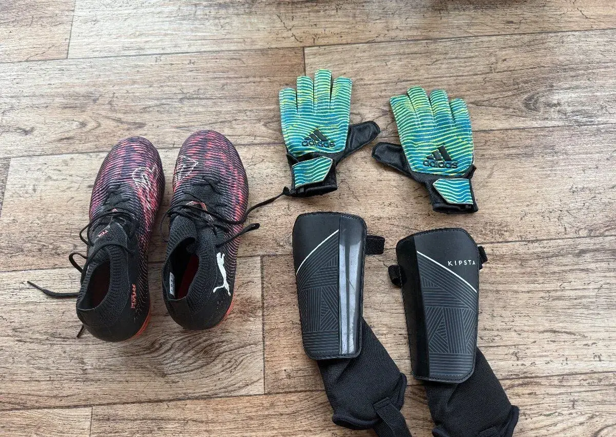 kopačky PUMA FUTURE 8 PRO, rukavice Adidas, chranice
