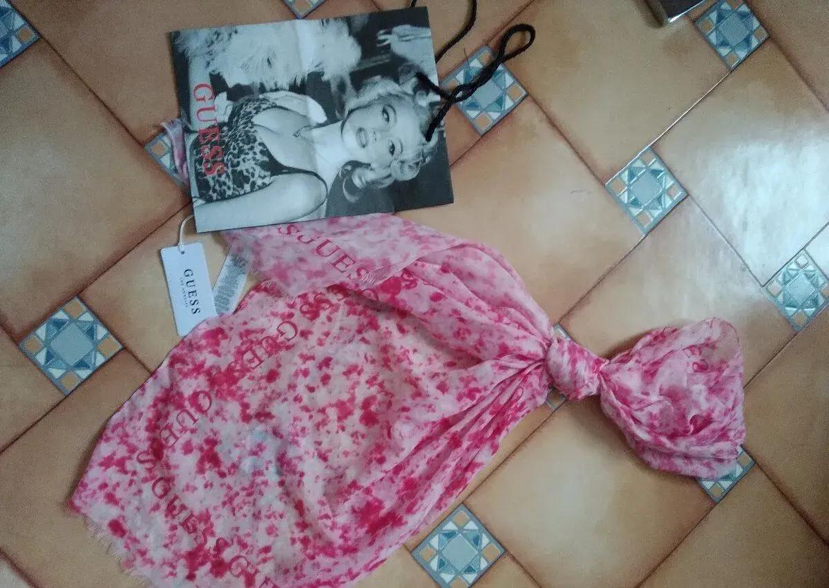 Šátek Guess 10