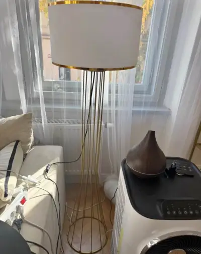 stojací lampa zlatá + bílé stínidlo – elegantní desi