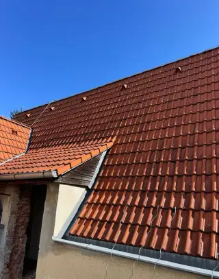 Zánovní střešní krytina Bramac 240 m2