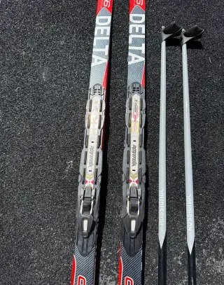 Dětské běžky+vázání+hole zn. Rossignol vel. 156