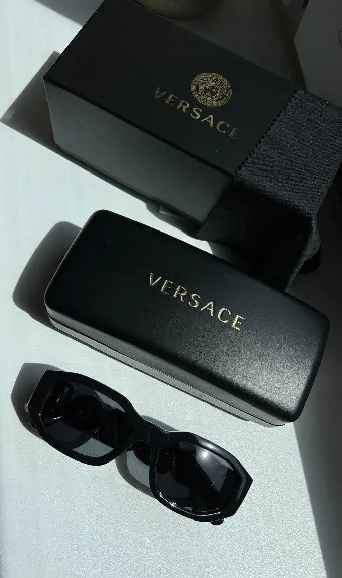 Nové černé unisex sluneční brýle Versace Medusa. Made in Ita