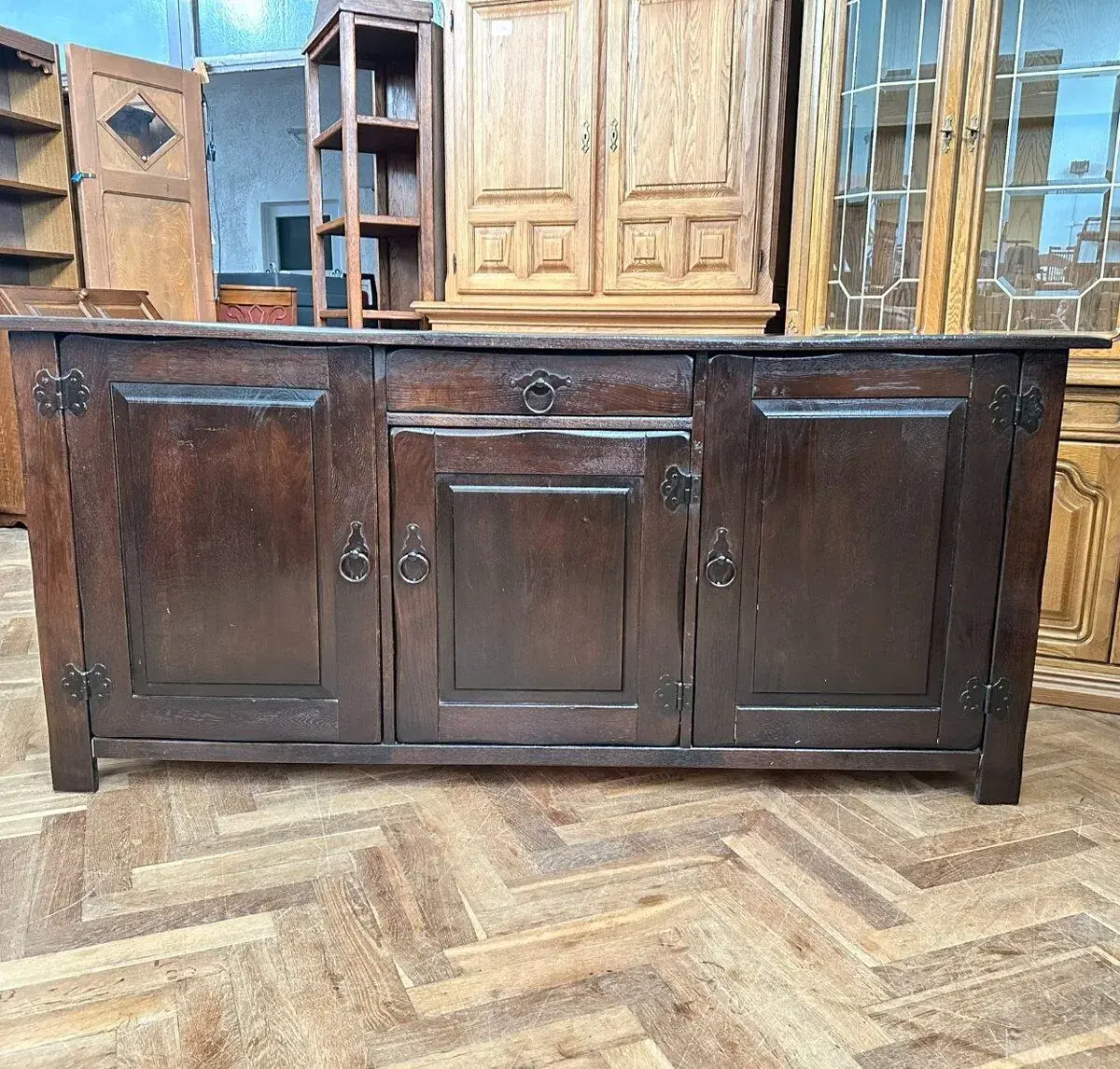 Dresoar hradní styl kování, tmavý dub celomasiv,