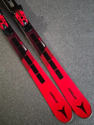SJEZD. CARV. LYŽE ATOMIC REDSTER G8 - 168 CM